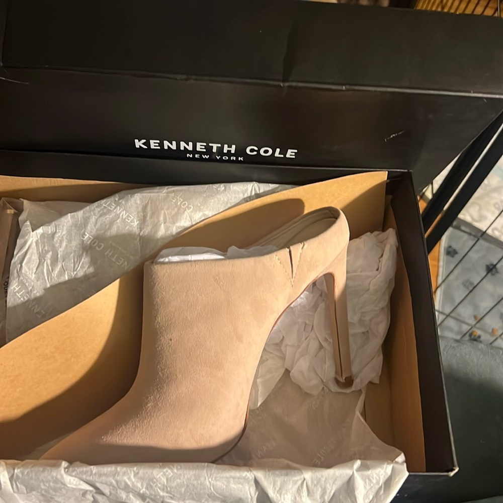 Kenneth Cole New York
Women's Riley 110 Mules size 7.5, NIB
